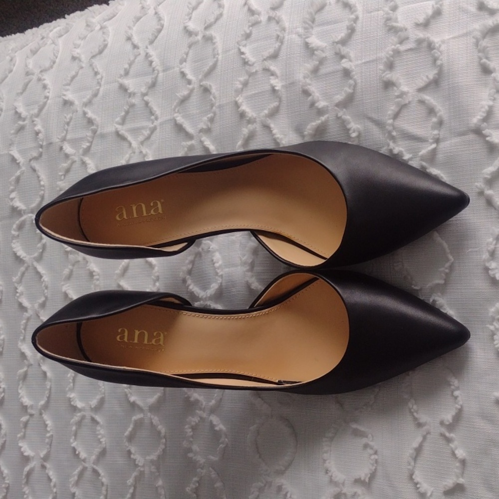 Black a.n.a. pumps (New)